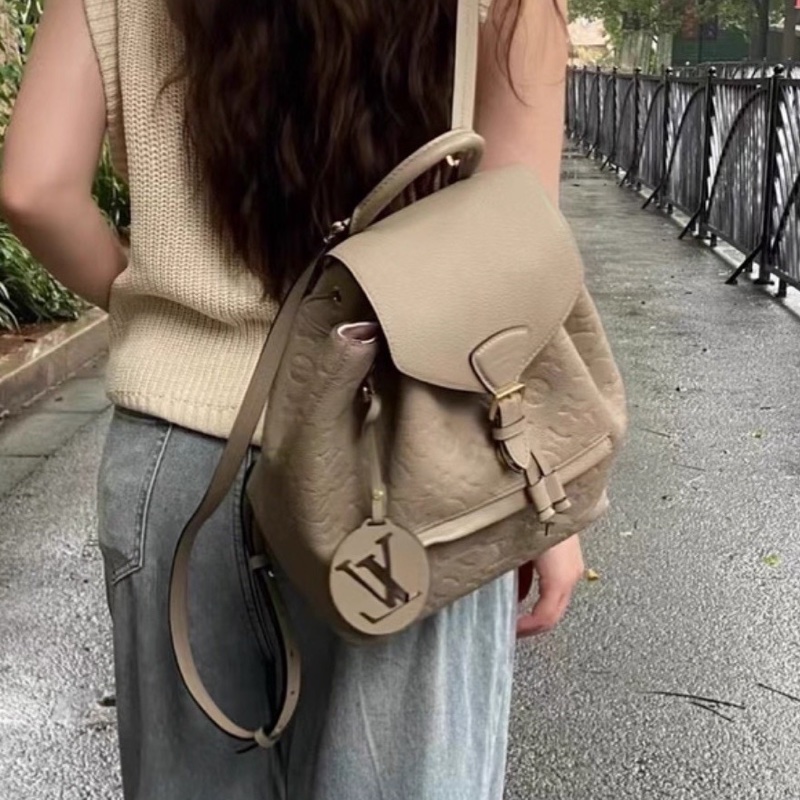 溫柔實用款🐘 LV路易威登Montsouris 大象灰牛皮壓紋後背包雙肩包-0