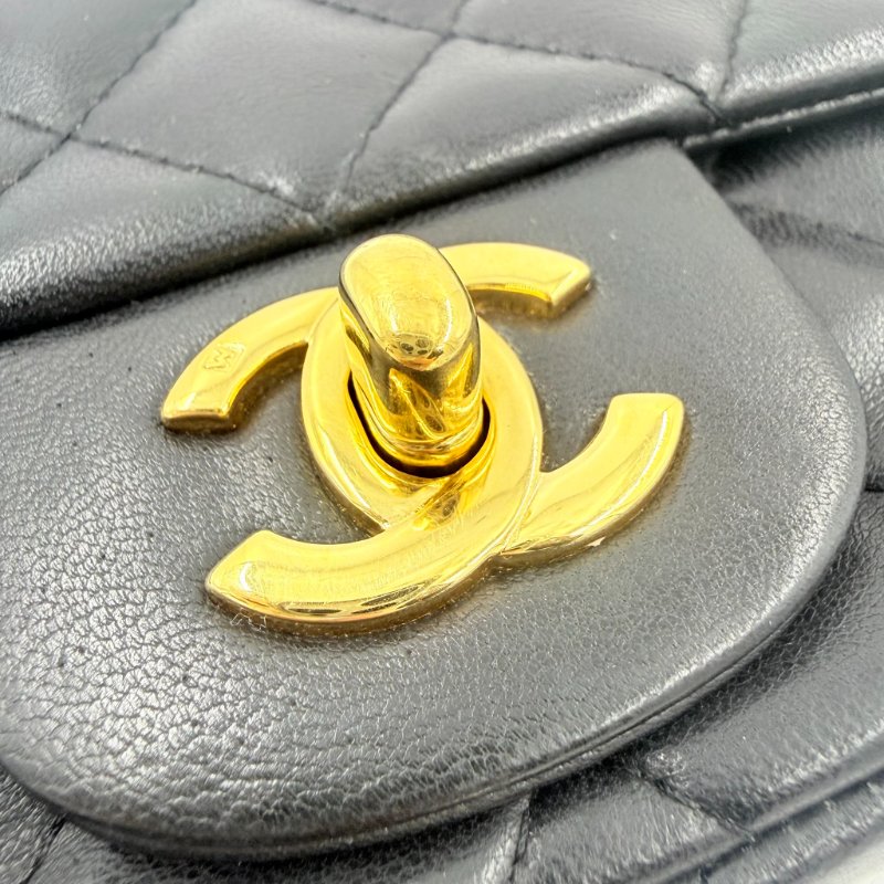 CHANEL - CHANEL黑色金釦菱格羊皮方胖╻ 17cm-17