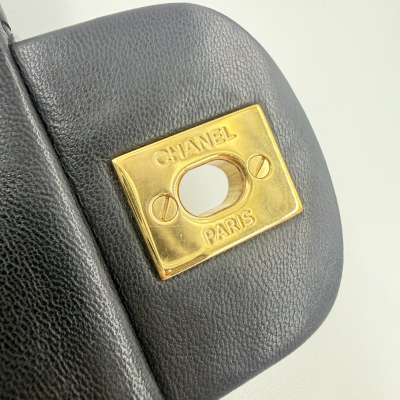 CHANEL - CHANEL黑色金釦菱格羊皮方胖╻ 17cm-18