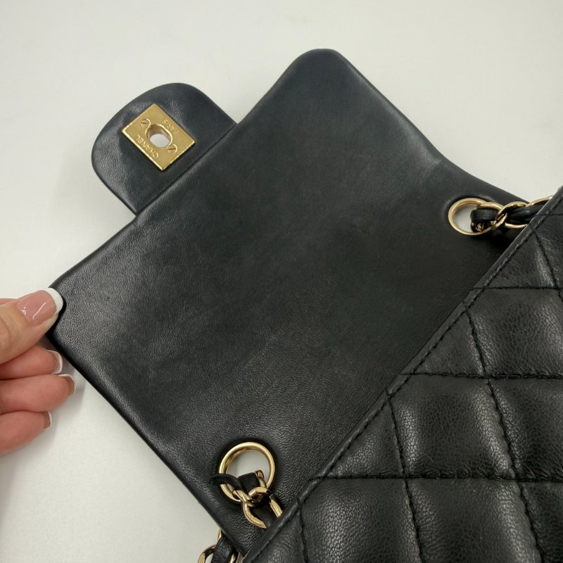 CHANEL - CHANEL黑色金釦菱格羊皮方胖╻ 17cm-24