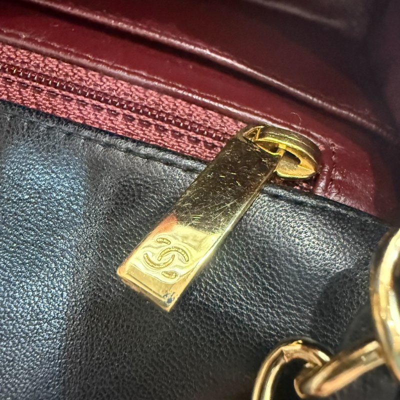 CHANEL - CHANEL黑色金釦菱格羊皮方胖╻ 17cm-25