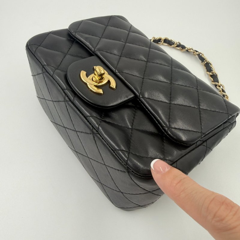 CHANEL - CHANEL黑色金釦菱格羊皮方胖╻ 17cm-30