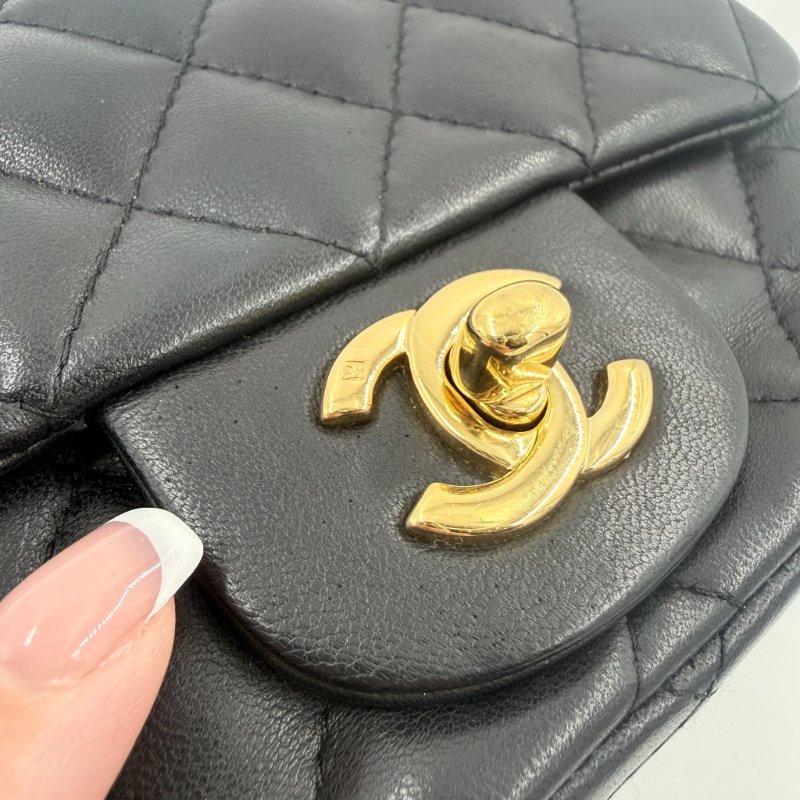 CHANEL - CHANEL黑色金釦菱格羊皮方胖╻ 17cm-31