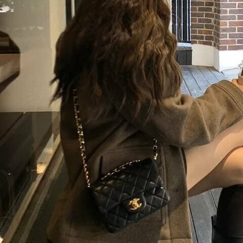 CHANEL - CHANEL黑色金釦菱格羊皮方胖╻ 17cm