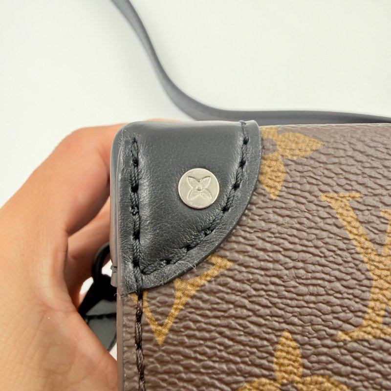 Louis Vuitton -原花拚黑色牛皮Steamer插釦斜背包-11