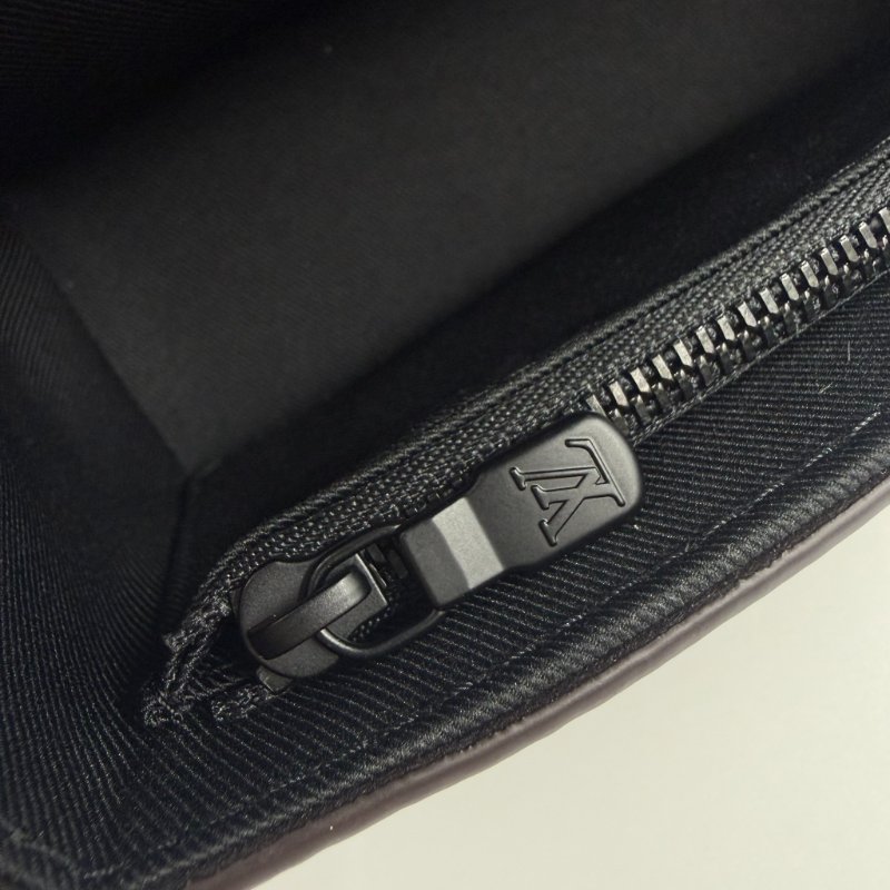 Louis Vuitton -原花拚黑色牛皮Steamer插釦斜背包-21