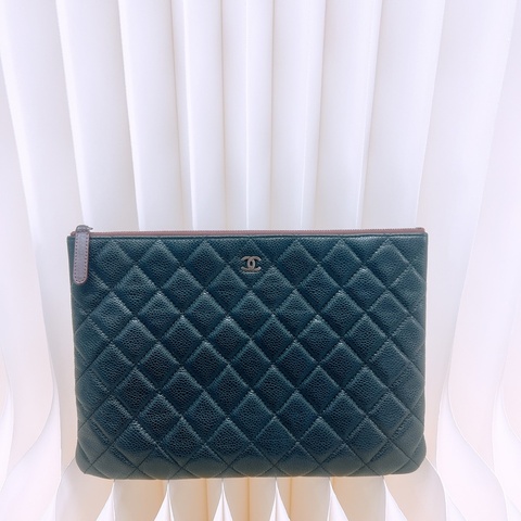 Chanel 經典黑銀牛皮手拿包