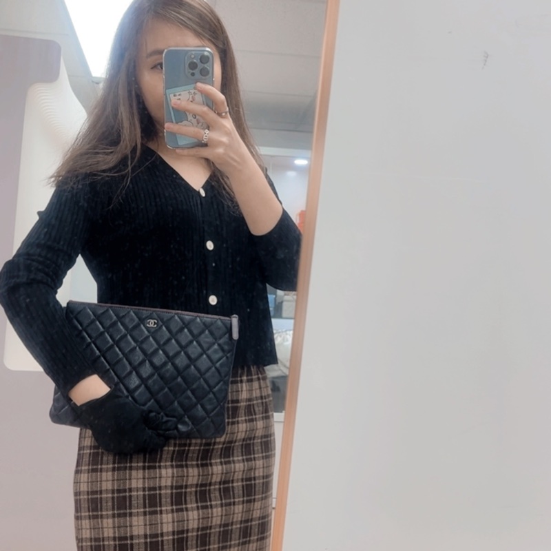 Chanel 經典黑銀牛皮手拿包-10
