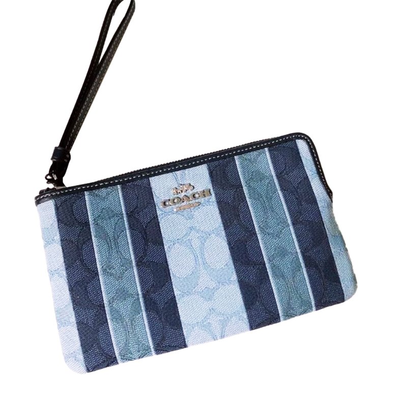 【COACH】條紋滿版LOGO皮革手拿包-牛仔丹寧-3