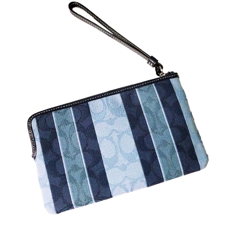 【COACH】條紋滿版LOGO皮革手拿包-牛仔丹寧-4