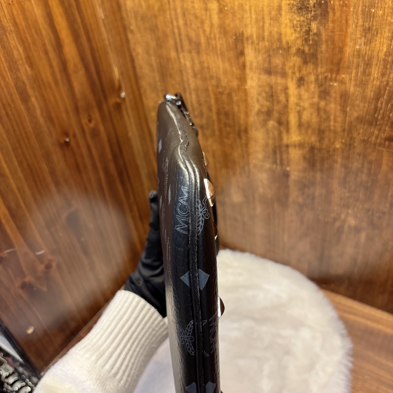 MCM 黑色鉚釘手拿包-3