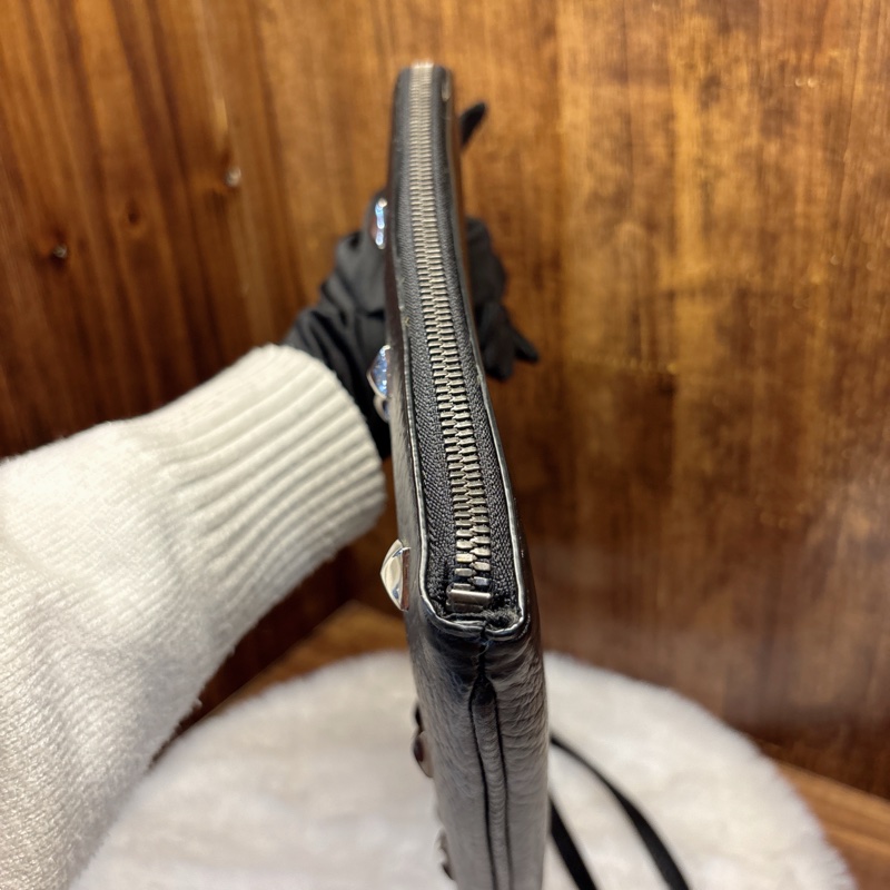 MCM 黑色鉚釘手拿包-4