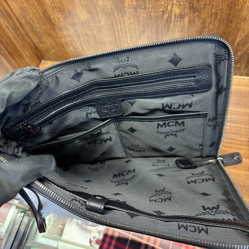 MCM 黑色鉚釘手拿包-7