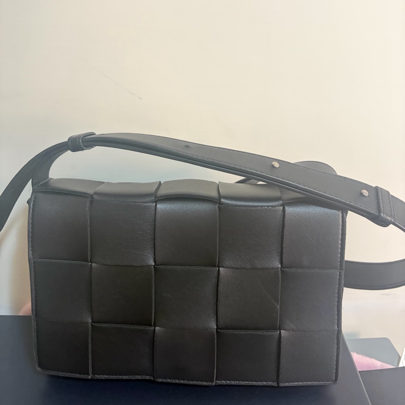 BOTTEGA VENETA 寶緹嘉 CASSETTE系列經典編織小羊皮磁釦斜背包-11