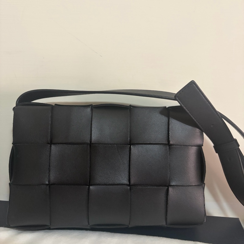 BOTTEGA VENETA 寶緹嘉 CASSETTE系列經典編織小羊皮磁釦斜背包-1