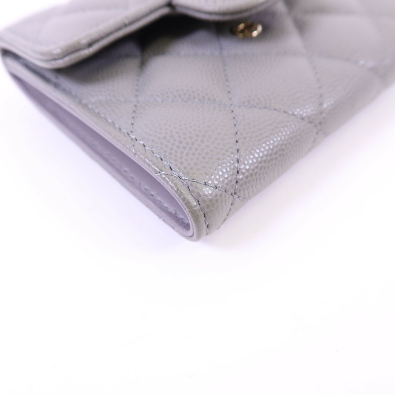 CHANEL 牛皮皮革Fold Wallet金扣錢包-11