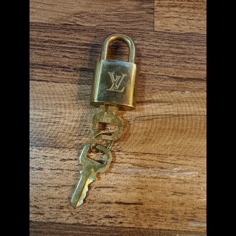 日本中古店帶回附2把鑰匙LV古董鑰匙圈，編號308
中古品難免有正常使用痕跡，完美主義者請勿下單，謝謝