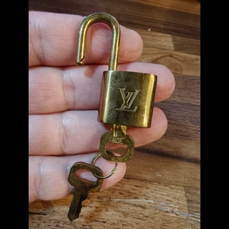 日本中古店帶回附2把鑰匙LV古董鑰匙圈，編號308
中古品難免有正常使用痕跡，完美主義者請勿下單，謝謝-1