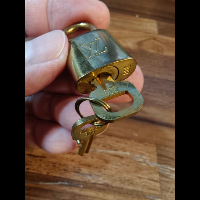日本中古店帶回附2把鑰匙LV古董鑰匙圈，編號308
中古品難免有正常使用痕跡，完美主義者請勿下單，謝謝-2