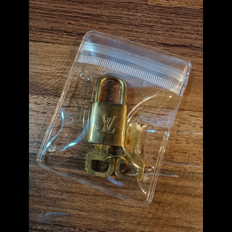 日本中古店帶回附2把鑰匙LV古董鑰匙圈，編號308
中古品難免有正常使用痕跡，完美主義者請勿下單，謝謝-4