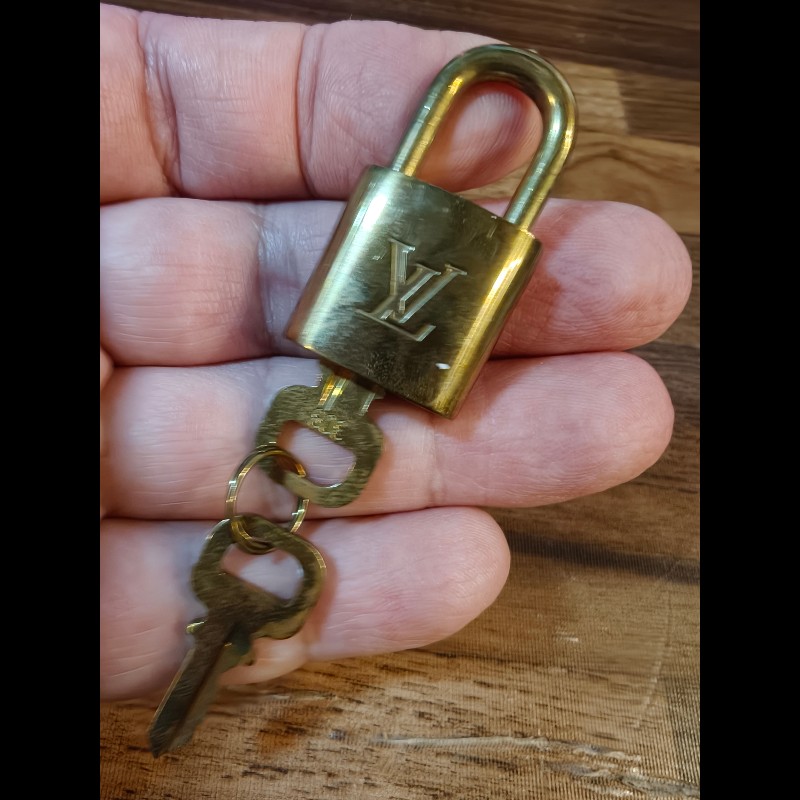 日本中古店帶回附2把鑰匙LV古董鑰匙圈，編號308
中古品難免有正常使用痕跡，完美主義者請勿下單，謝謝-5