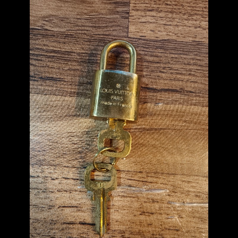 日本中古店帶回附2把鑰匙LV古董鑰匙圈，編號308
中古品難免有正常使用痕跡，完美主義者請勿下單，謝謝-6