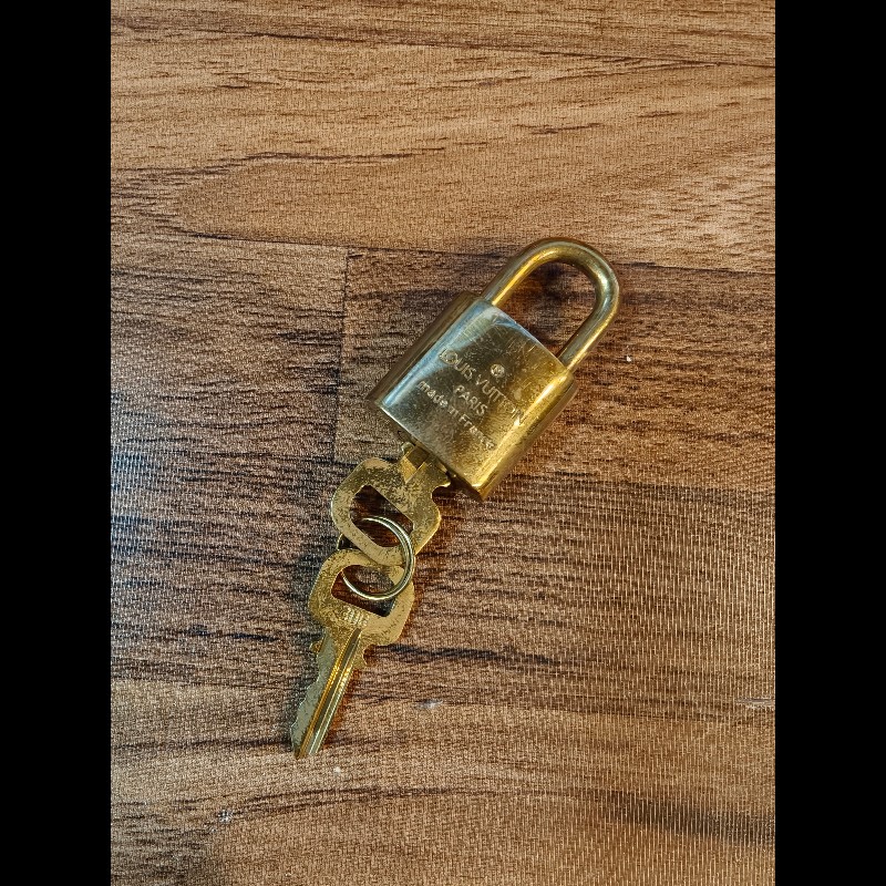 日本中古店帶回附2把鑰匙LV古董鑰匙圈，編號308
中古品難免有正常使用痕跡，完美主義者請勿下單，謝謝-7