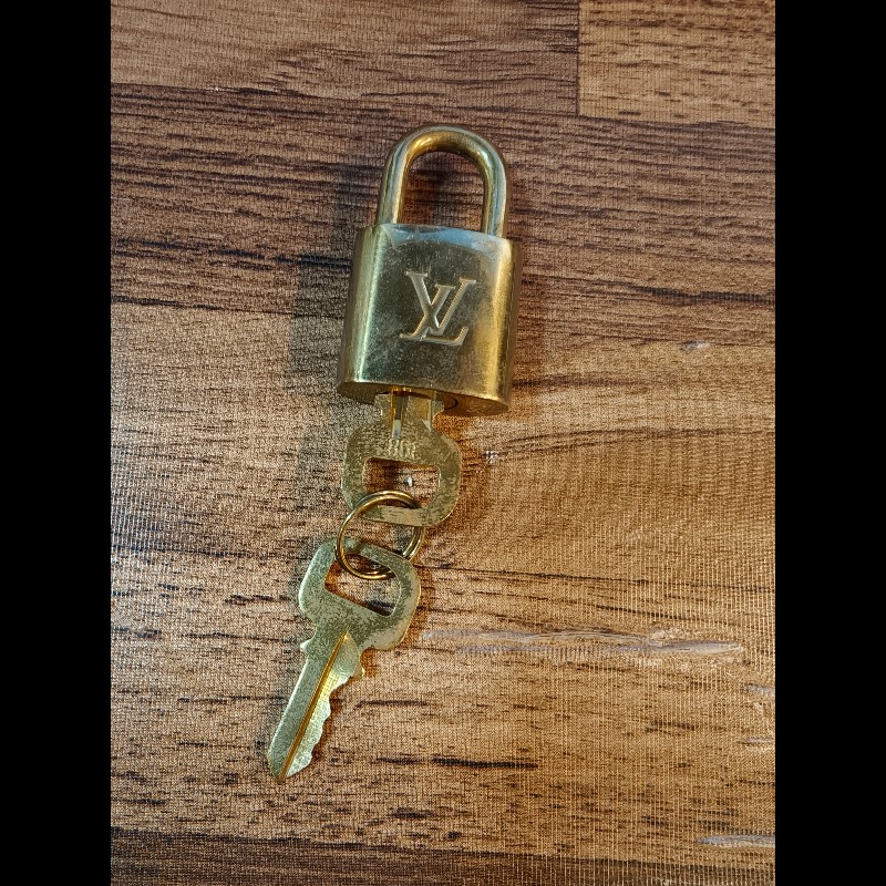 日本中古店帶回附2把鑰匙LV古董鑰匙圈，編號308
中古品難免有正常使用痕跡，完美主義者請勿下單，謝謝-8