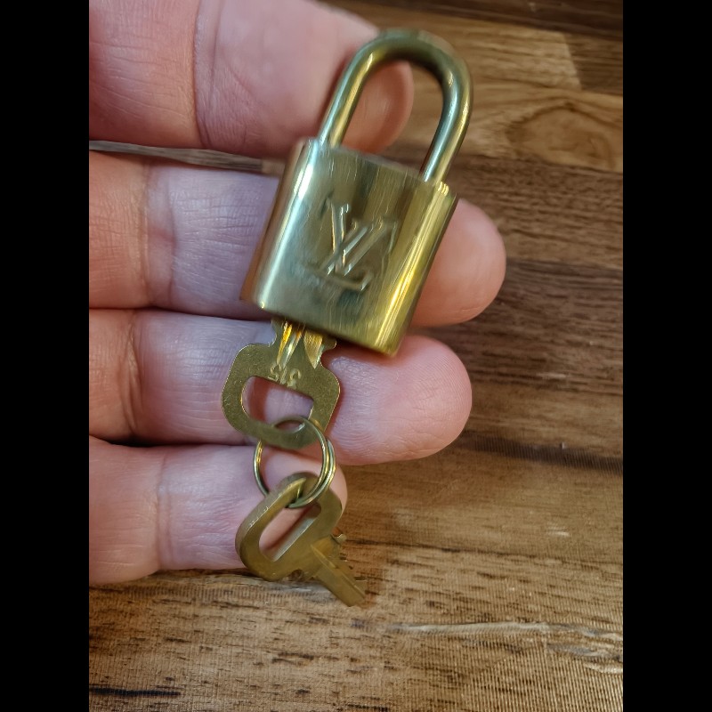 日本中古店帶回附2把鑰匙LV古董鑰匙圈，編號315
中古品難免有正常使用痕跡，完美主義者請勿下單，謝謝-1