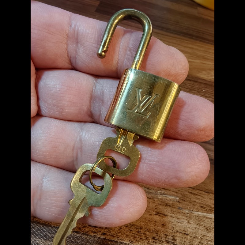 日本中古店帶回附2把鑰匙LV古董鑰匙圈，編號315
中古品難免有正常使用痕跡，完美主義者請勿下單，謝謝-3