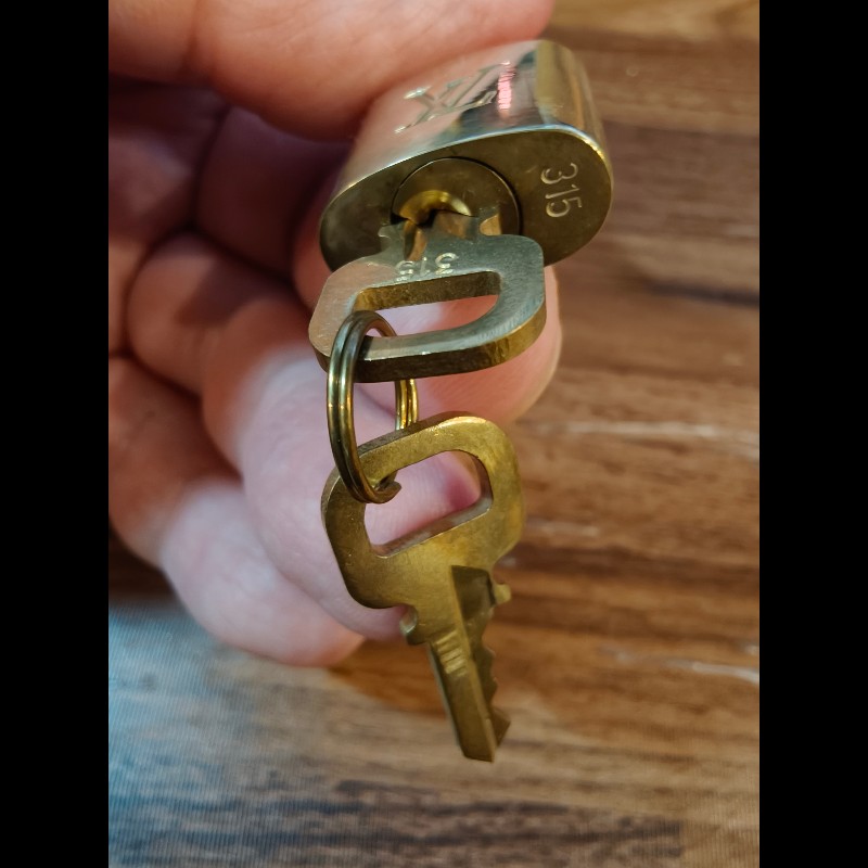 日本中古店帶回附2把鑰匙LV古董鑰匙圈，編號315
中古品難免有正常使用痕跡，完美主義者請勿下單，謝謝-4