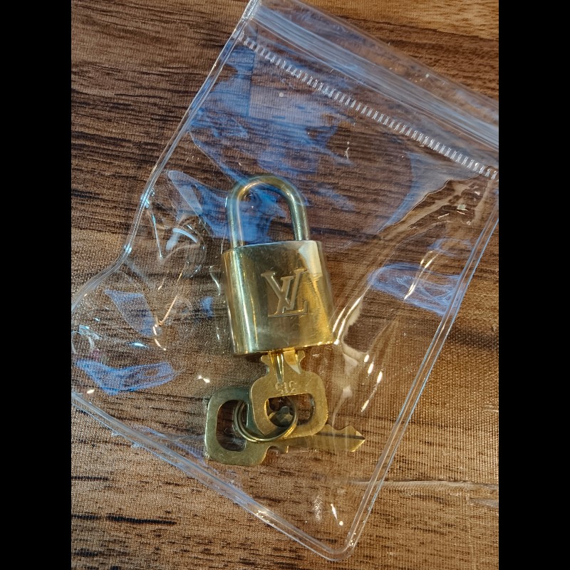 日本中古店帶回附2把鑰匙LV古董鑰匙圈，編號315
中古品難免有正常使用痕跡，完美主義者請勿下單，謝謝-5