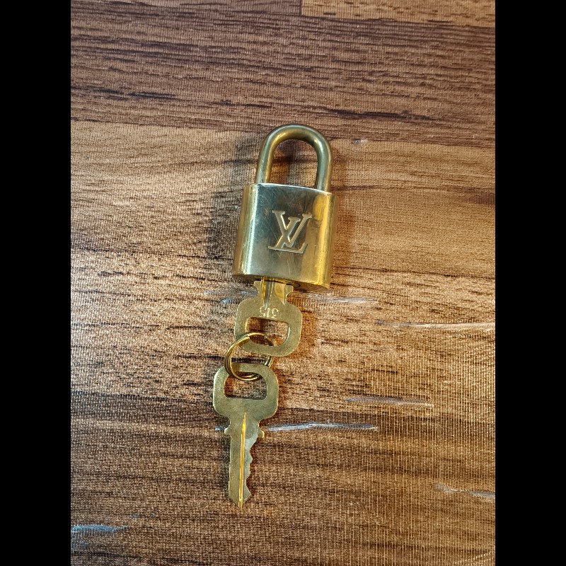 日本中古店帶回附2把鑰匙LV古董鑰匙圈，編號315
中古品難免有正常使用痕跡，完美主義者請勿下單，謝謝-10