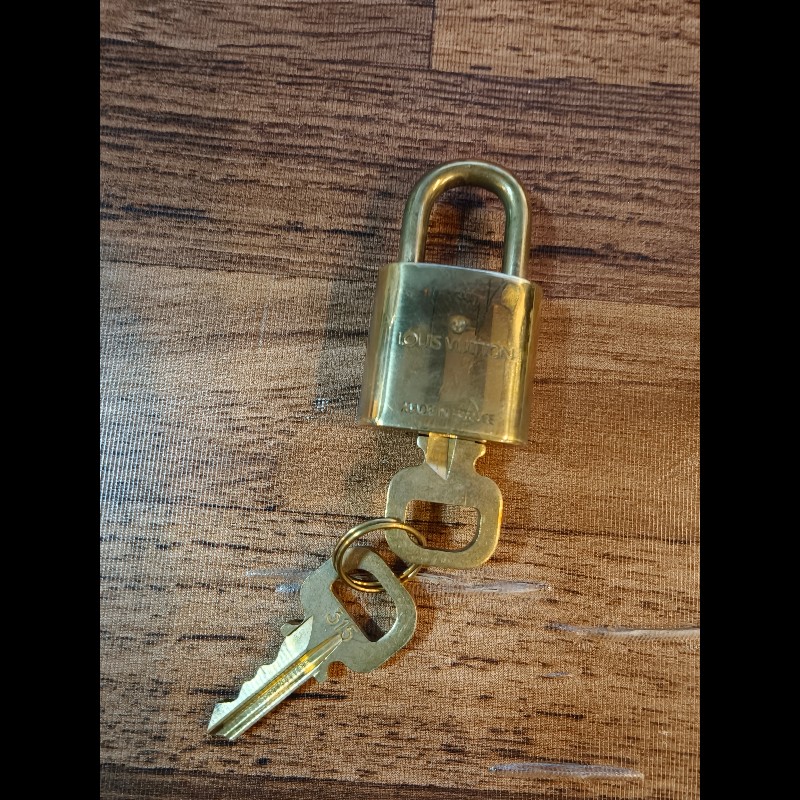 日本中古店帶回附2把鑰匙LV古董鑰匙圈，編號315
中古品難免有正常使用痕跡，完美主義者請勿下單，謝謝-11