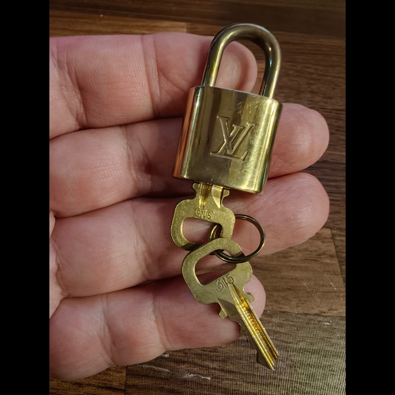 日本中古店帶回附2把鑰匙LV古董鑰匙圈，編號315
中古品難免有正常使用痕跡，完美主義者請勿下單，謝謝-7