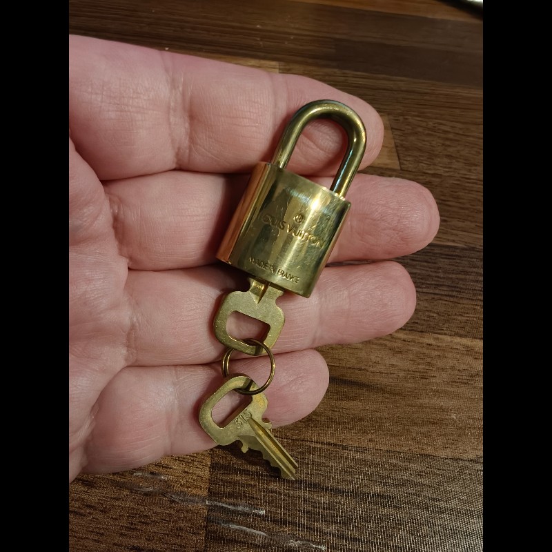 日本中古店帶回附2把鑰匙LV古董鑰匙圈，編號315
中古品難免有正常使用痕跡，完美主義者請勿下單，謝謝-8