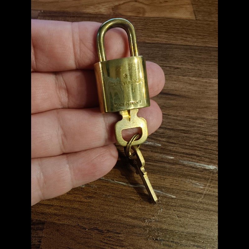 日本中古店帶回附2把鑰匙LV古董鑰匙圈，編號315
中古品難免有正常使用痕跡，完美主義者請勿下單，謝謝-9