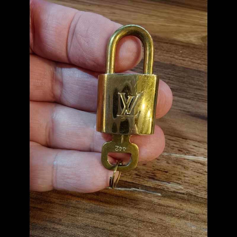 日本中古店帶回附1把鑰匙LV古董鑰匙圈，編號442中古品難免有正常使用痕跡，完美主義者請勿下單，謝謝-0