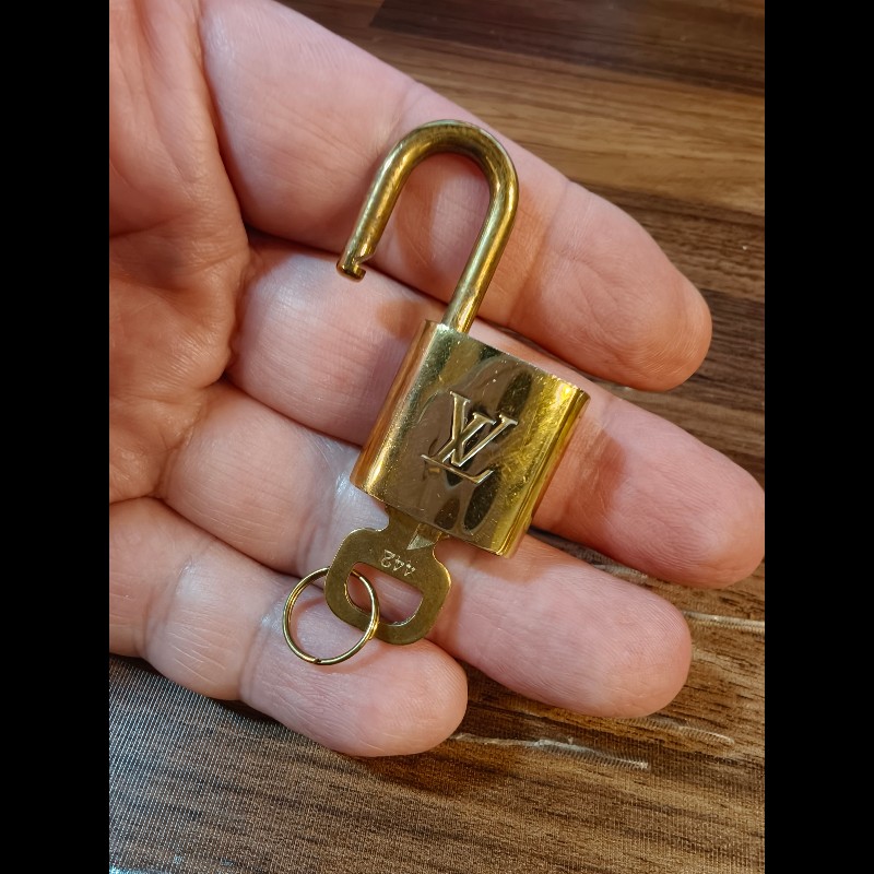 日本中古店帶回附1把鑰匙LV古董鑰匙圈，編號442中古品難免有正常使用痕跡，完美主義者請勿下單，謝謝-1
