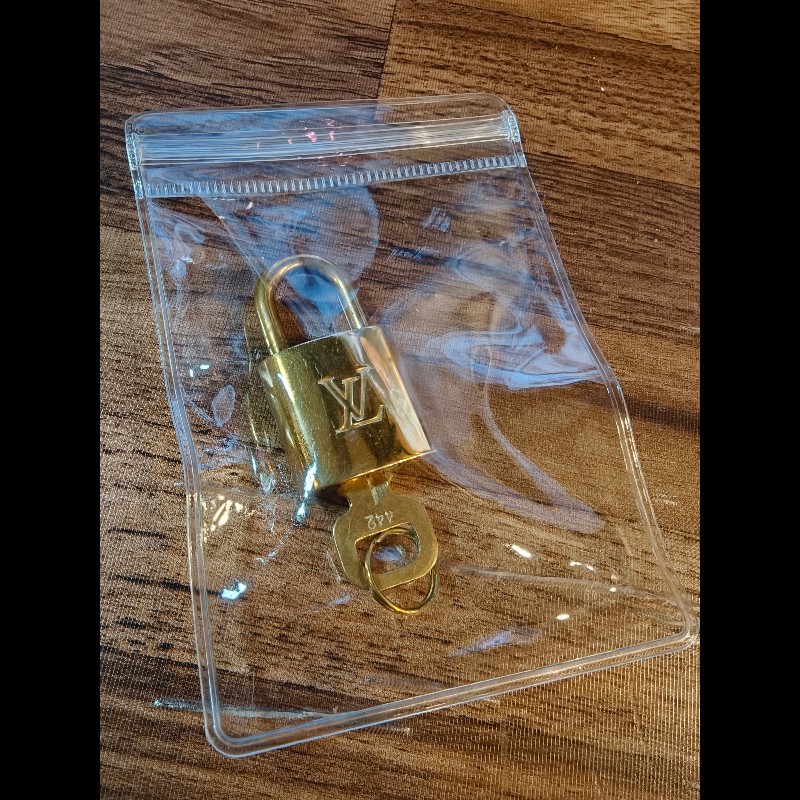 日本中古店帶回附1把鑰匙LV古董鑰匙圈，編號442中古品難免有正常使用痕跡，完美主義者請勿下單，謝謝-2