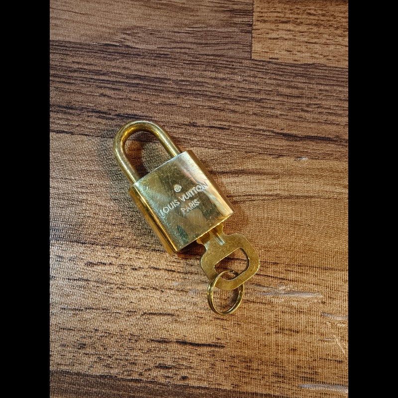 日本中古店帶回附1把鑰匙LV古董鑰匙圈，編號442中古品難免有正常使用痕跡，完美主義者請勿下單，謝謝-6