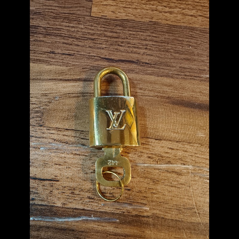 日本中古店帶回附1把鑰匙LV古董鑰匙圈，編號442中古品難免有正常使用痕跡，完美主義者請勿下單，謝謝-7