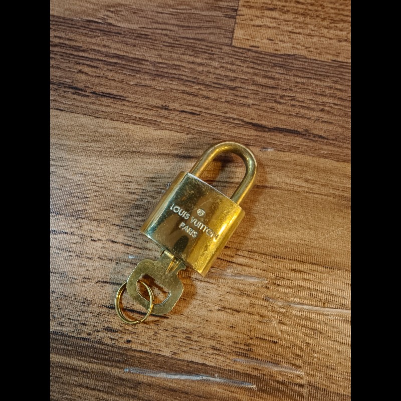 日本中古店帶回附1把鑰匙LV古董鑰匙圈，編號442中古品難免有正常使用痕跡，完美主義者請勿下單，謝謝-8