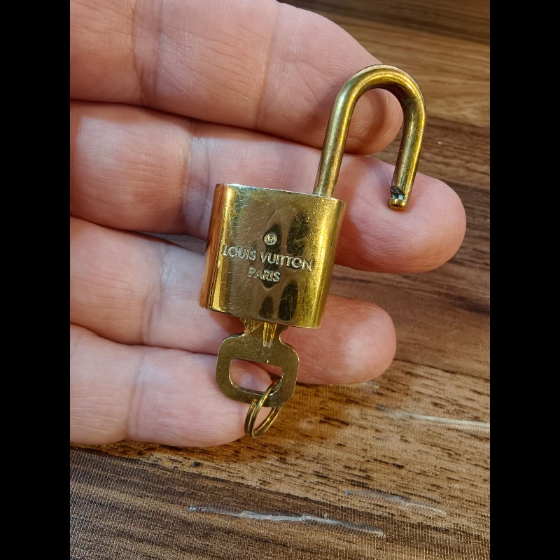 日本中古店帶回附1把鑰匙LV古董鑰匙圈，編號442中古品難免有正常使用痕跡，完美主義者請勿下單，謝謝-10