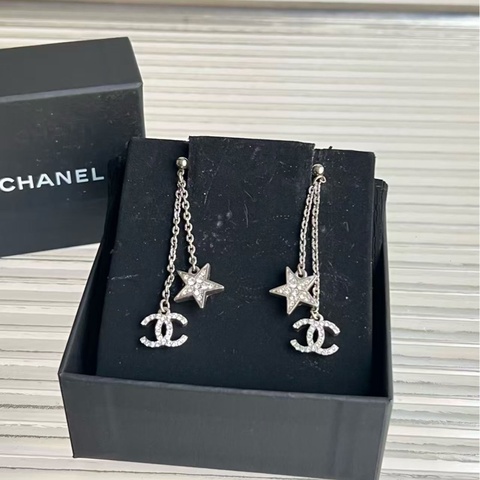 🔥新到：Chanel香奈兒星星鏈條耳飾，經典雙C標誌+星星