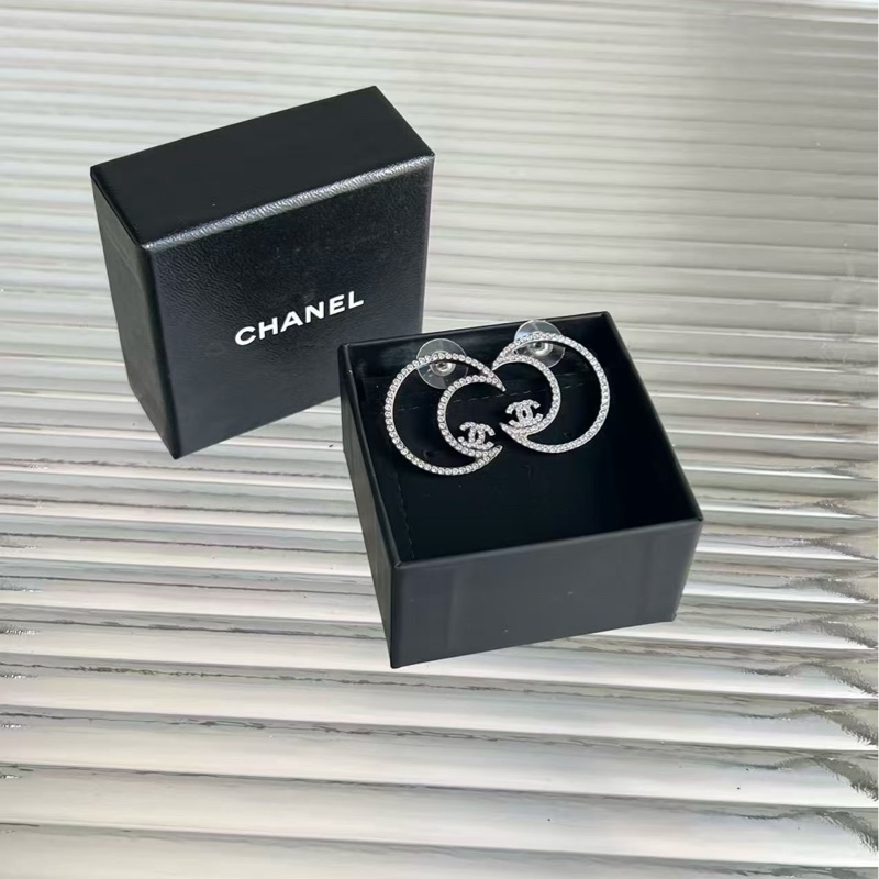 🔥新到：Chanel / 香奈兒 銀色鏤空月亮雙C 小logo滿鑽耳環-0