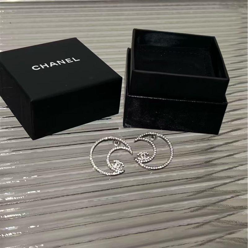 🔥新到：Chanel / 香奈兒 銀色鏤空月亮雙C 小logo滿鑽耳環-1