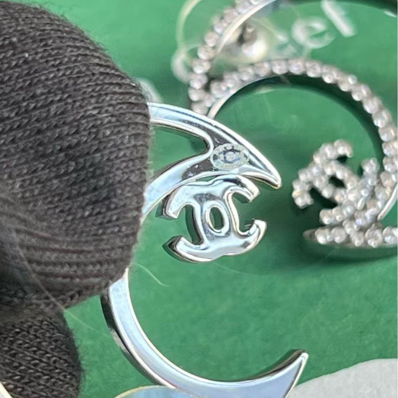 🔥新到：Chanel / 香奈兒 銀色鏤空月亮雙C 小logo滿鑽耳環-3