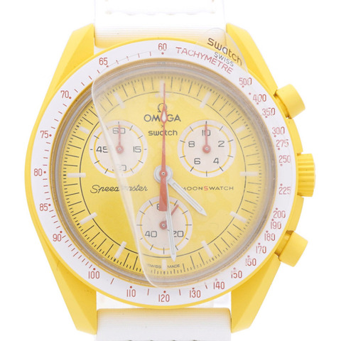 近新歐米茄 x Swatch 聯名款「太陽之旅」超霸系列 SO33J100 石英腕錶，尼龍錶帶搭配生物陶瓷錶鏡，黃色錶盤，型號 1302OMEGA S033J100，男士款