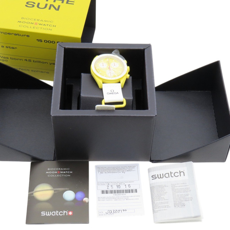 近新歐米茄 x Swatch 聯名款「太陽之旅」超霸系列 SO33J100 石英腕錶，尼龍錶帶搭配生物陶瓷錶鏡，黃色錶盤，型號 1302OMEGA S033J100，男士款-1